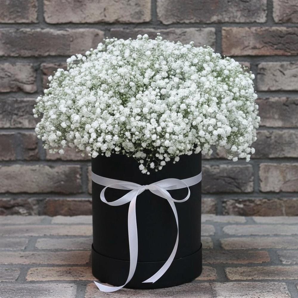 Цветочная композиция из Гипсофила в шляпной коробке в Белозерске