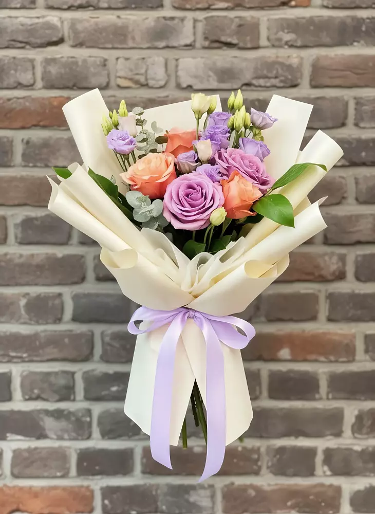 Букет цветов из: Лизиантусы и Розы в Белозерске