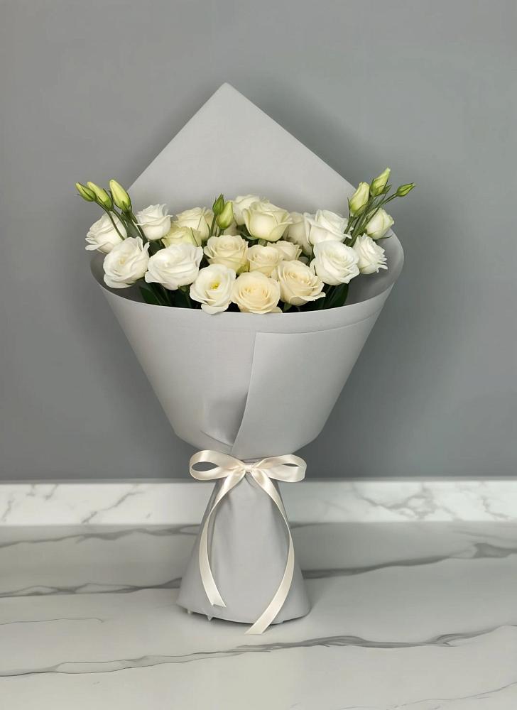 Букет цветов из: Розы и Лизиантусы в Белозерске