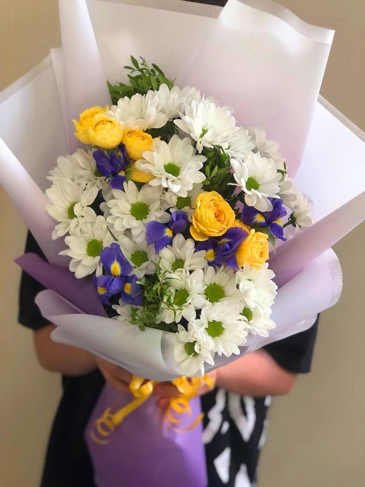 Букет цветов из: Ирисы, Хризантемы и Розы в Белозерске