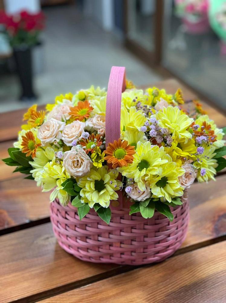 Цветочная композиция из Хризантемы и Розы в корзине в Белозерске