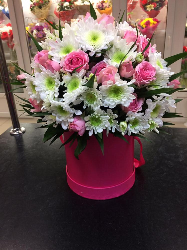 Цветочная композиция из Розы и Хризантемы в шляпной коробке в Белозерске