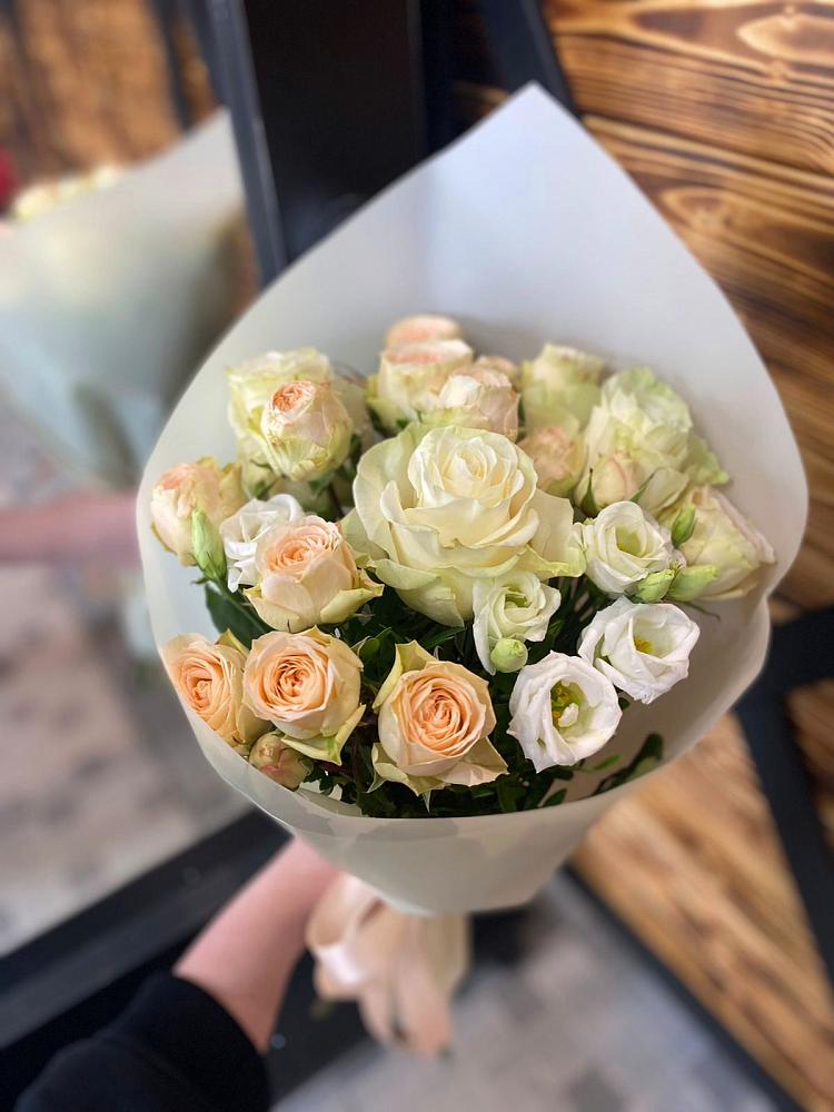 Букет цветов из: Розы и Лизиантусы в Белозерске